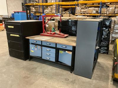 Übersichtsbild von Werkbank mit Schränken